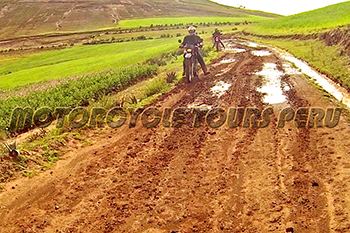 Dirt road in the Seacred Vaalley of the Inkas - Moto tour to Lares